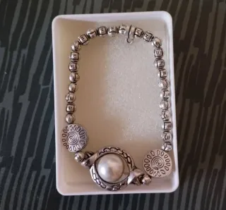 Pulsera plateada con perla y abalorios