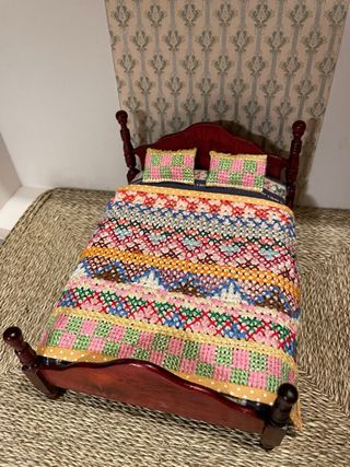 Letto bambole punto croce