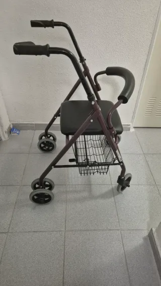 Andador con asiento y cesta