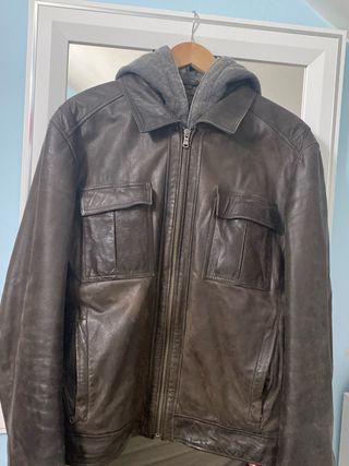 Chaqueta de cuero marrón con capucha