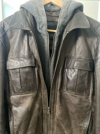 Chaqueta de cuero marrón con capucha