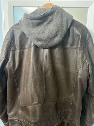 Chaqueta de cuero marrón con capucha