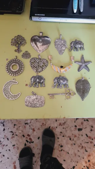 Ciondoli per collane in acciaio, modelli vari.