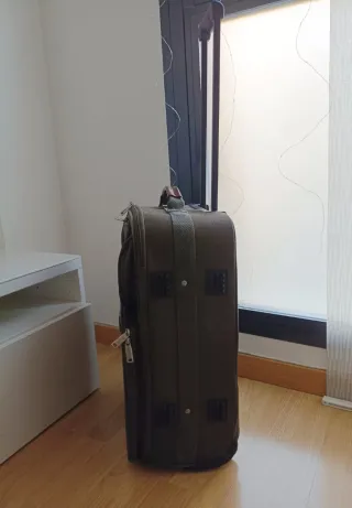 Maleta de viaje marrón con ruedas