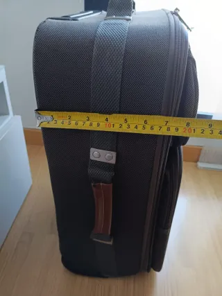 Maleta de viaje marrón con ruedas