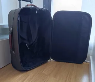 Maleta de viaje marrón con ruedas