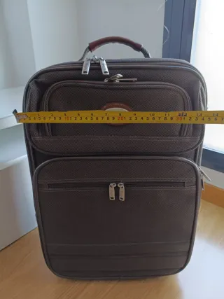 Maleta de viaje marrón con ruedas