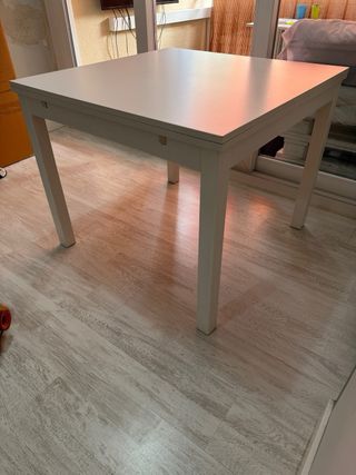 Mesa extensible Ikea Bjursta blanca.