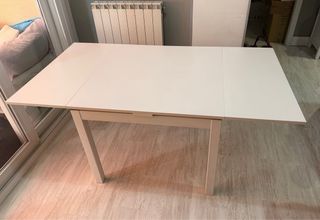 Mesa extensible Ikea Bjursta blanca.