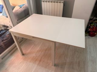 Mesa extensible Ikea Bjursta blanca.
