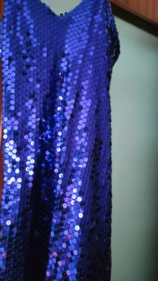 Vestido de fiesta morado con lentejuelas. Paris.