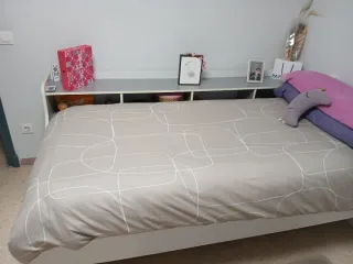 Cama individual beige y blanca