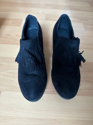 Botín de ante negro con tacón y plataforma