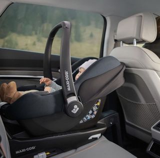 Maxi-Cosi CabrioFix i-Size, seggiolino auto per neonati, 0-12m, max. 12 kg, capota grande, seggiolino imbottito, si adatta a passeggini Maxi-Cosi, Essential Black