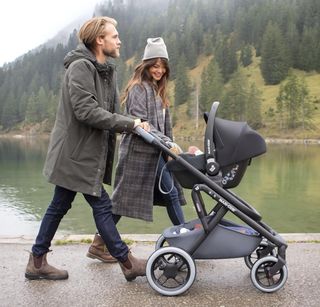 Maxi-Cosi CabrioFix i-Size, seggiolino auto per neonati, 0-12m, max. 12 kg, capota grande, seggiolino imbottito, si adatta a passeggini Maxi-Cosi, Essential Black