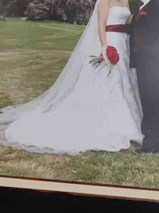Vestido de Novia Blanco con Fajín Rojo