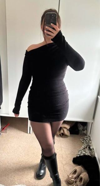 Vestido negro hombro asimétrico