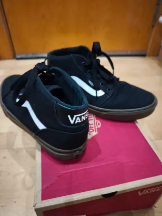 Zapatillas Vans Talla 44 Negras con suela marron