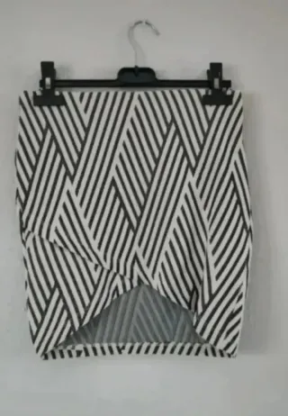 Falda estampada blanco y negro