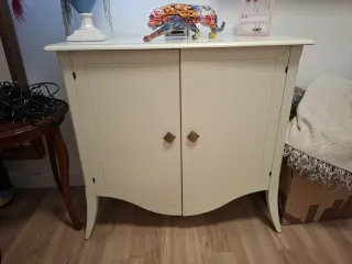 Mueble blanco con detalles dorados