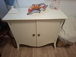 Mueble blanco con detalles dorados