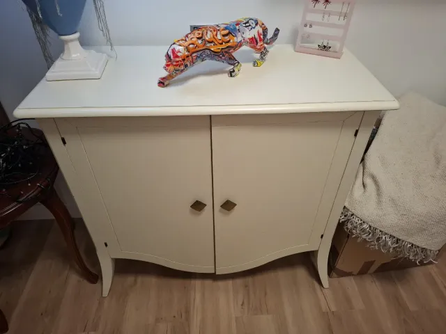 Mueble blanco con detalles dorados