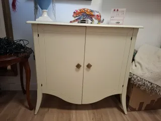 Mueble blanco con detalles dorados