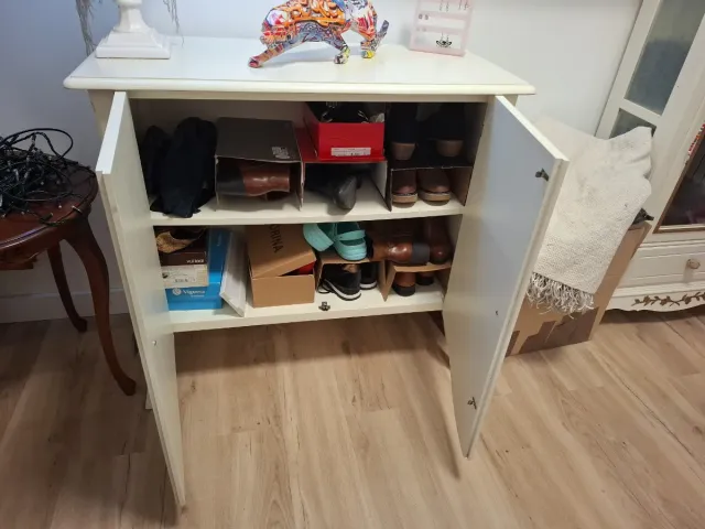 Mueble blanco con detalles dorados