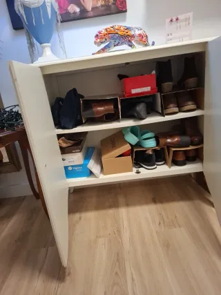 Mueble blanco con detalles dorados