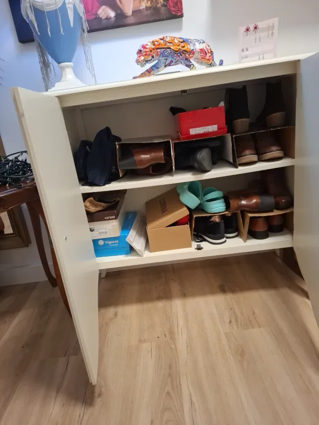 Mueble blanco con detalles dorados