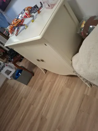 Mueble blanco con detalles dorados