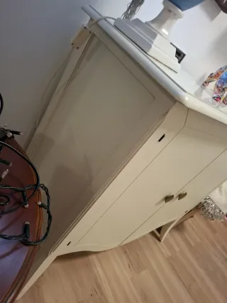 Mueble blanco con detalles dorados