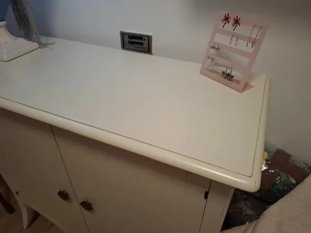 Mueble blanco con detalles dorados