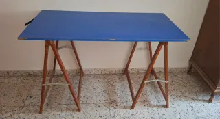 Mesa de trabajo con caballetes de madera