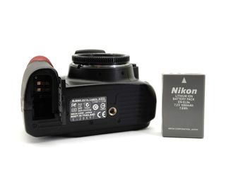 E1801016-1 Cámara Nikon D3000 + Cargador MH-23