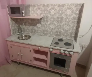 Cocinita de madera hecha a mano