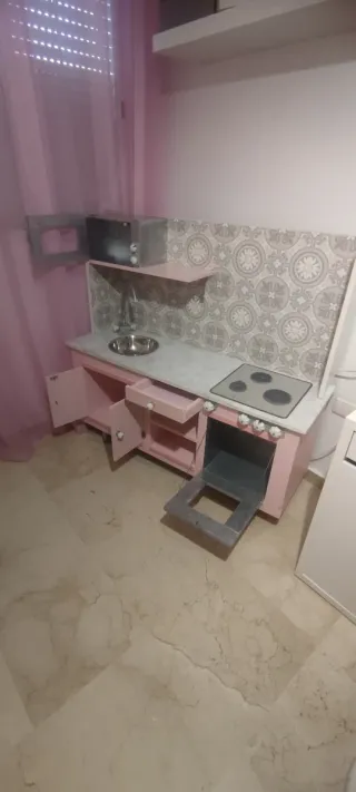 Cocinita de madera hecha a mano