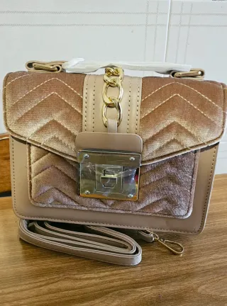 Borsetta beige con dettagli oro