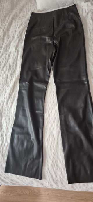 Pantalón polipiel marrón oscuro