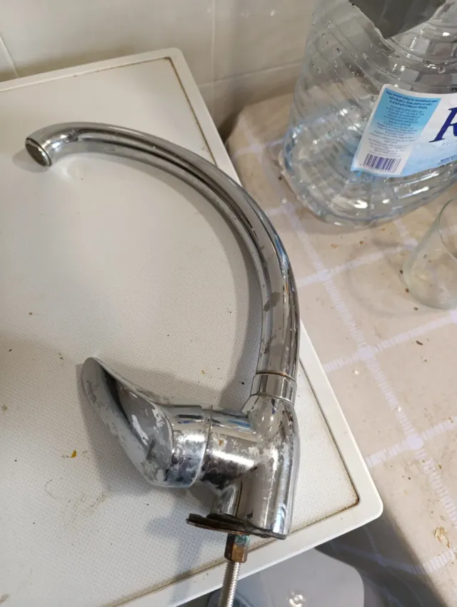 Grifo de cocina cromado y fregadero de cocina