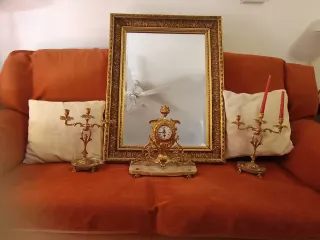 Conjunto Espejo, Candelabros y Reloj Dorado