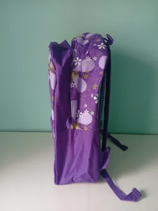 Mochila morada con estampado floral. Nueva