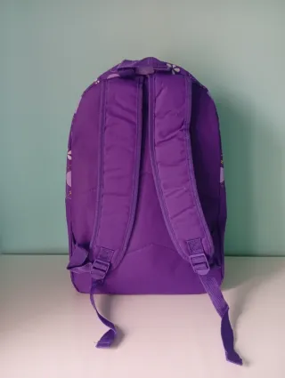 Mochila morada con estampado floral. Nueva