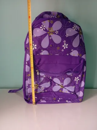 Mochila morada con estampado floral. Nueva
