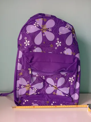 Mochila morada con estampado floral. Nueva