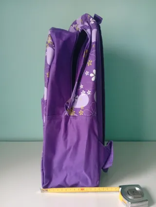 Mochila morada con estampado floral. Nueva
