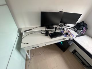 Escritorio con cajones y estante.