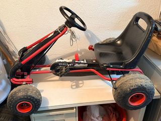 Coche de pedales rojo y negro