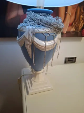 Lámpara azul y blanca con tulipa