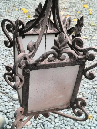 Lámpara antigua de metal y cristal